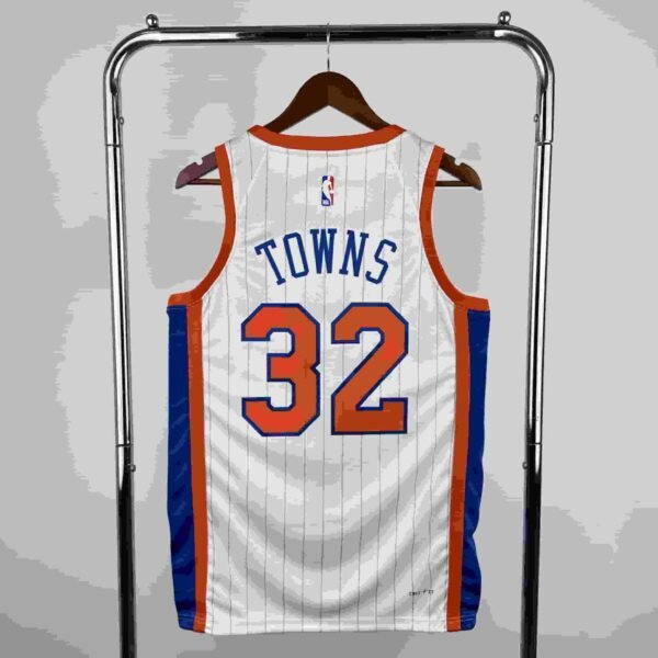 25th season Knicks City Edition No. 32 Towns - Image 3